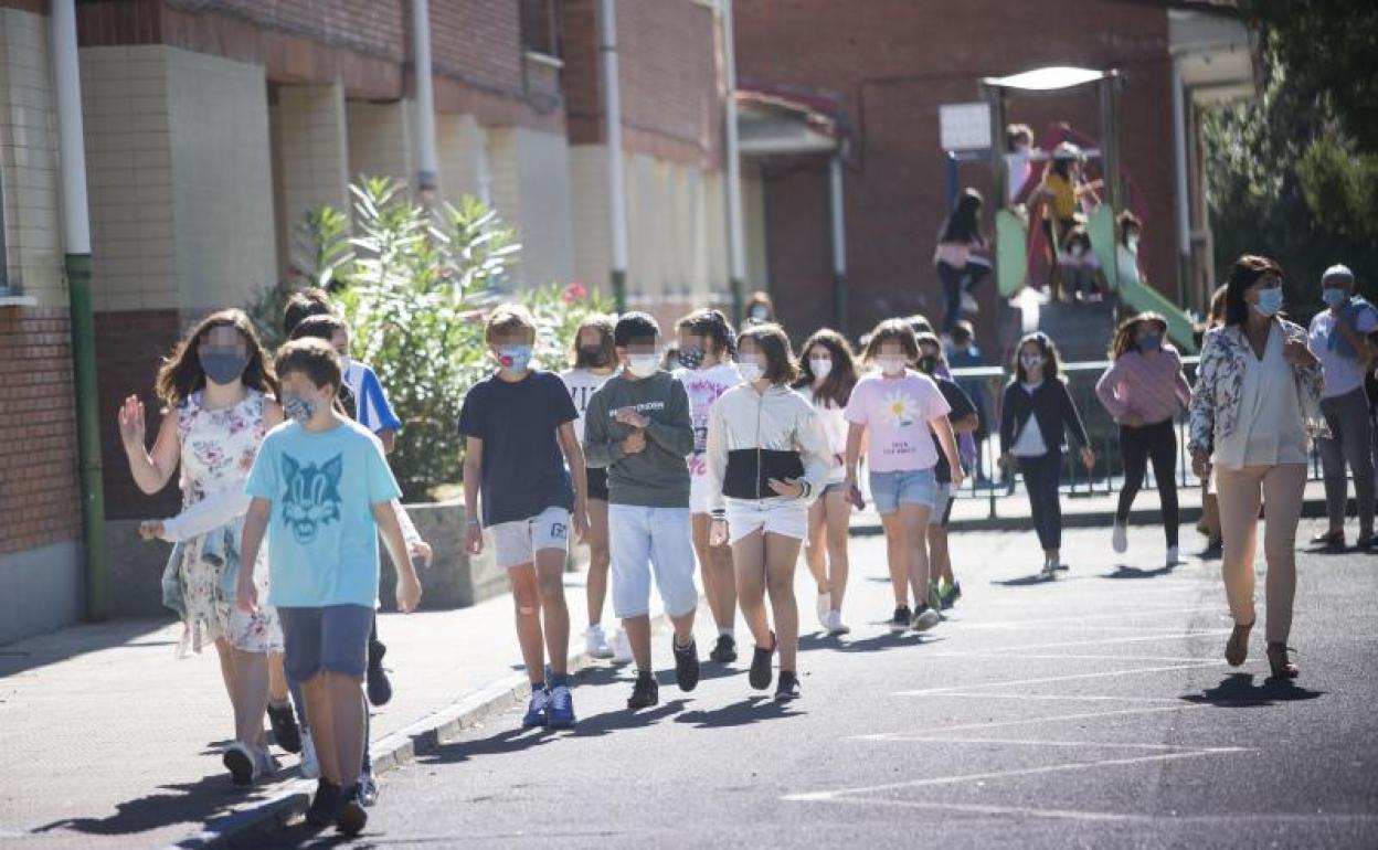 Escolares, en el patio del colegio Toki Alai de Irun
