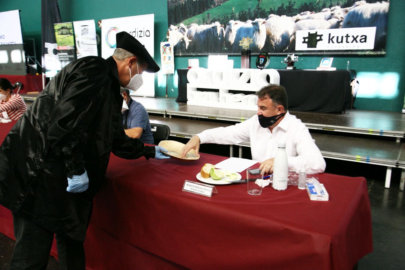Patxi Lopez de Uralde Fernandez de Larrea es el ganador del XLVII concurso de quesos de Ordizia elaborados por pastores con leche cruda de Ardi Latxa o Karrantzana