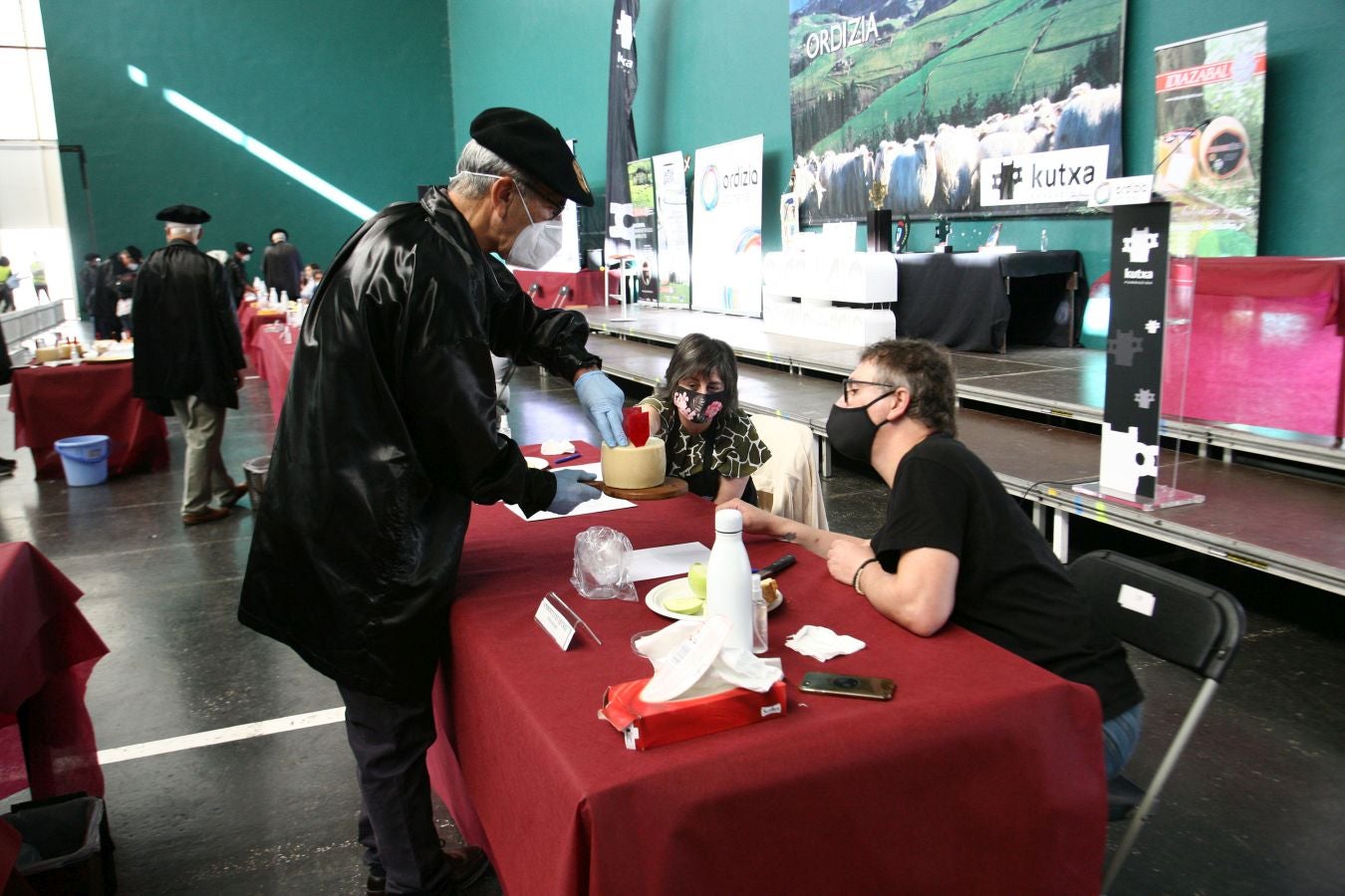 Patxi Lopez de Uralde Fernandez de Larrea es el ganador del XLVII concurso de quesos de Ordizia elaborados por pastores con leche cruda de Ardi Latxa o Karrantzana