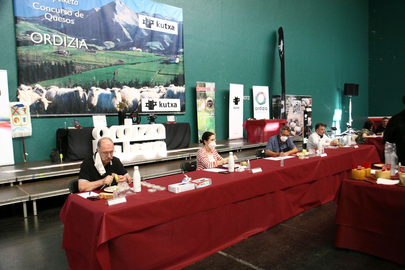 Patxi Lopez de Uralde Fernandez de Larrea es el ganador del XLVII concurso de quesos de Ordizia elaborados por pastores con leche cruda de Ardi Latxa o Karrantzana