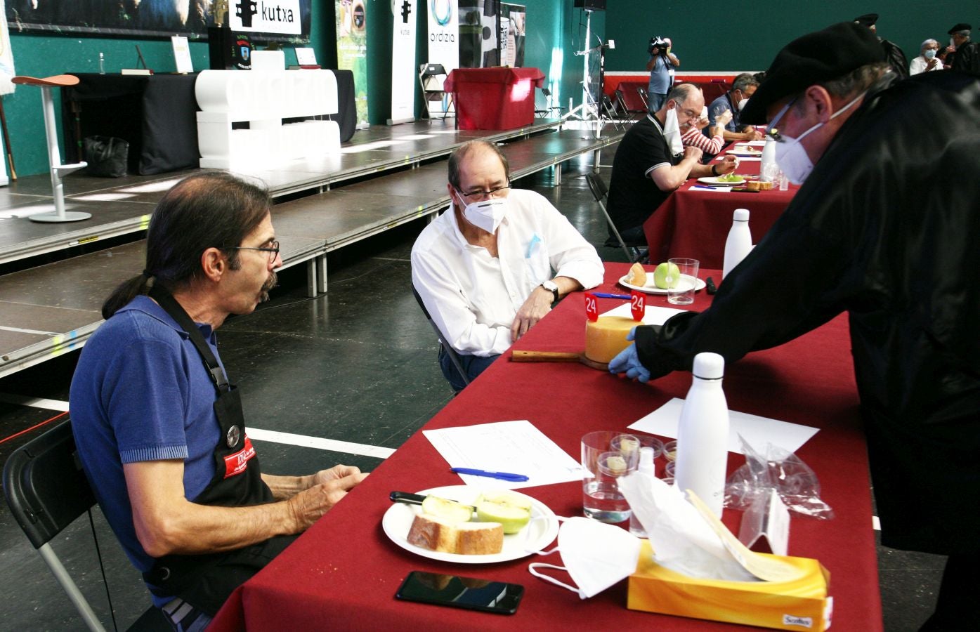 Patxi Lopez de Uralde Fernandez de Larrea es el ganador del XLVII concurso de quesos de Ordizia elaborados por pastores con leche cruda de Ardi Latxa o Karrantzana