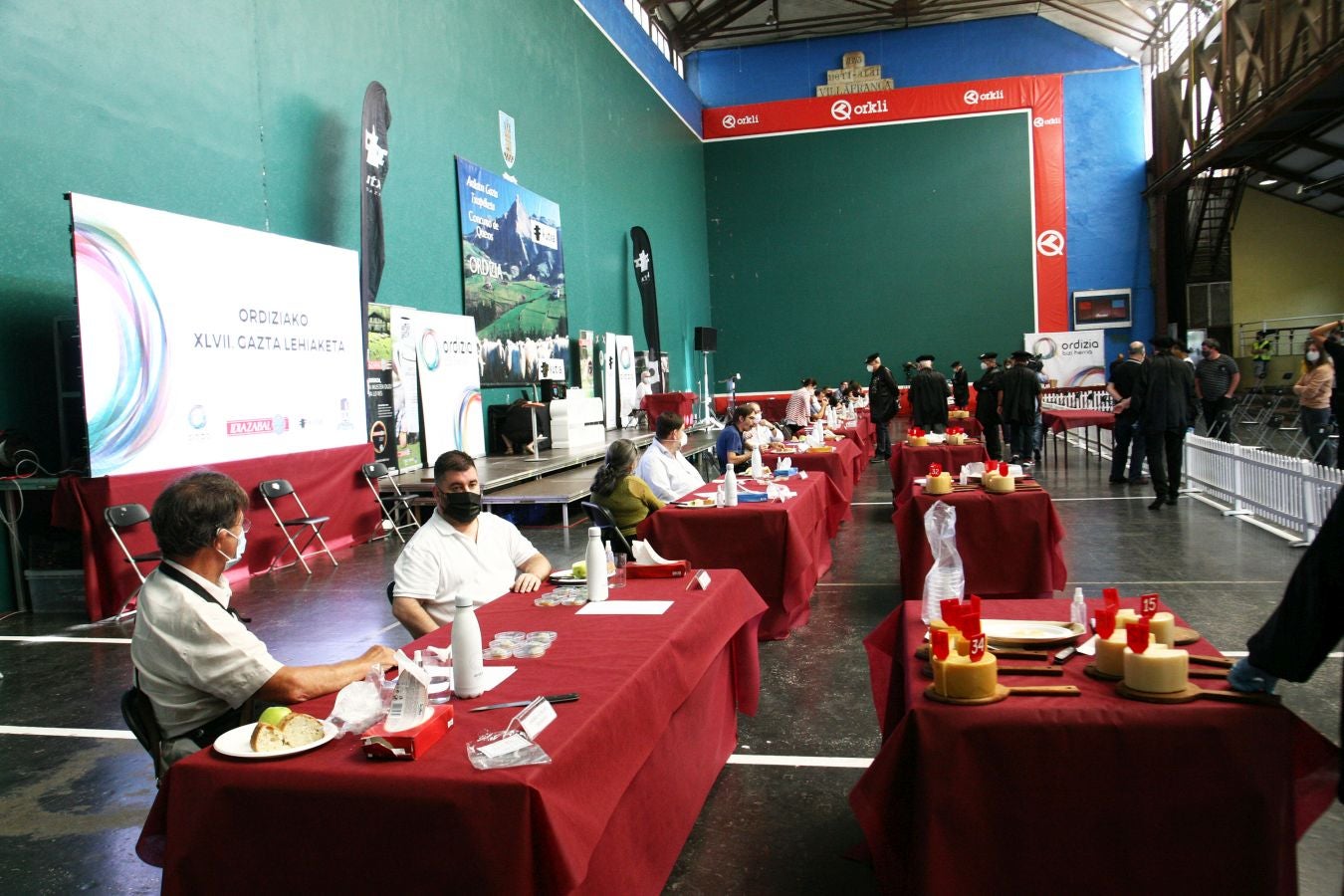 Patxi Lopez de Uralde Fernandez de Larrea es el ganador del XLVII concurso de quesos de Ordizia elaborados por pastores con leche cruda de Ardi Latxa o Karrantzana