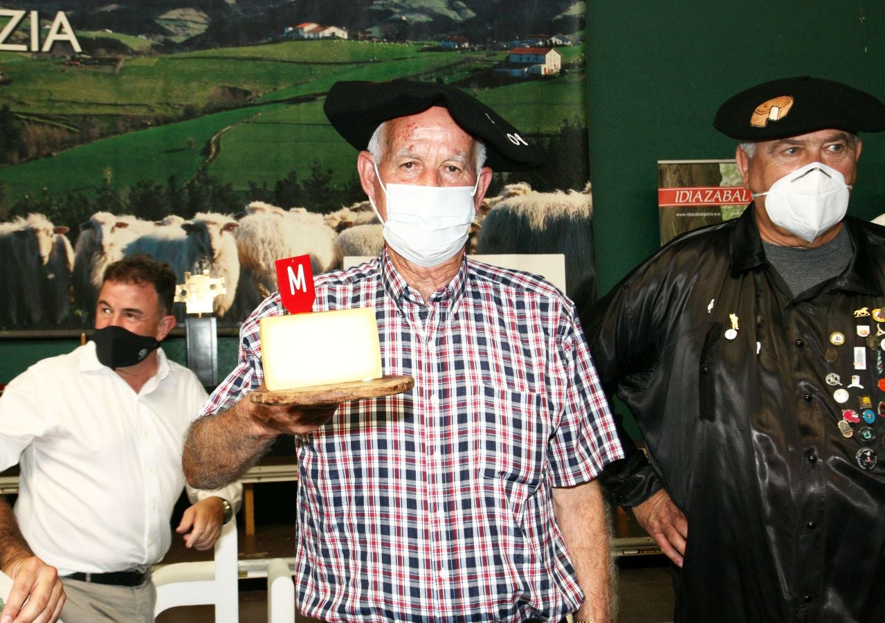 Patxi Lopez de Uralde Fernandez de Larrea es el ganador del XLVII concurso de quesos de Ordizia elaborados por pastores con leche cruda de Ardi Latxa o Karrantzana