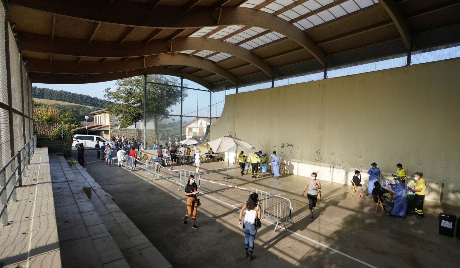 Medio millar de temporeros se someten a test PCR antes de dar comienzo a la vendimia del txakoli