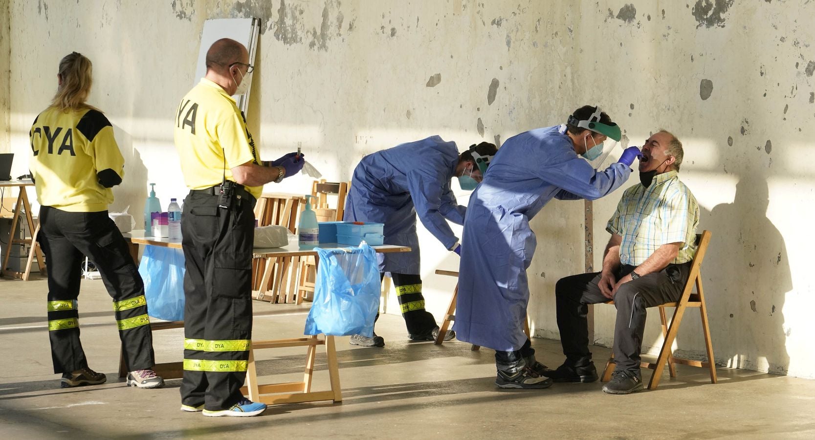 Medio millar de temporeros se someten a test PCR antes de dar comienzo a la vendimia del txakoli