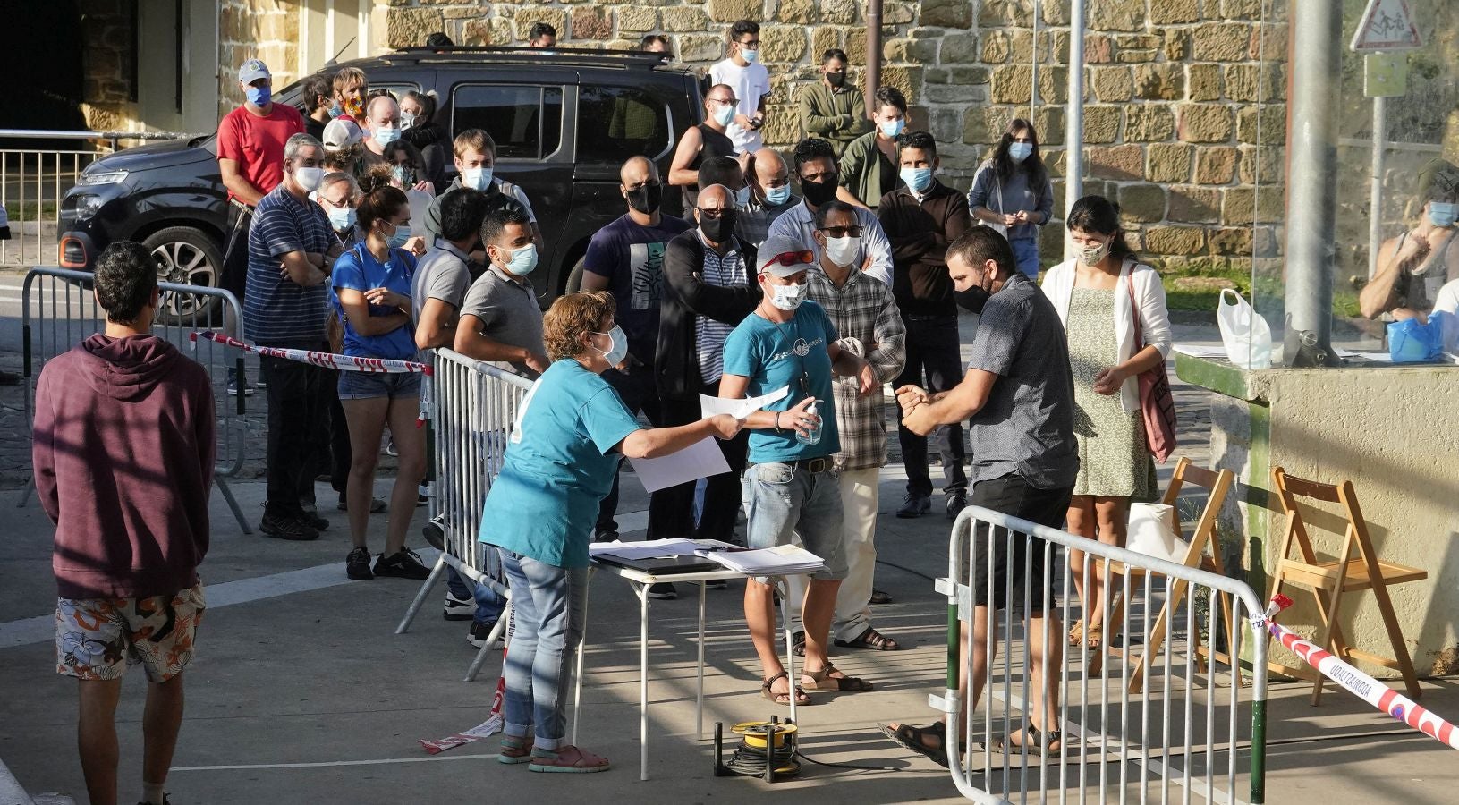 Medio millar de temporeros se someten a test PCR antes de dar comienzo a la vendimia del txakoli