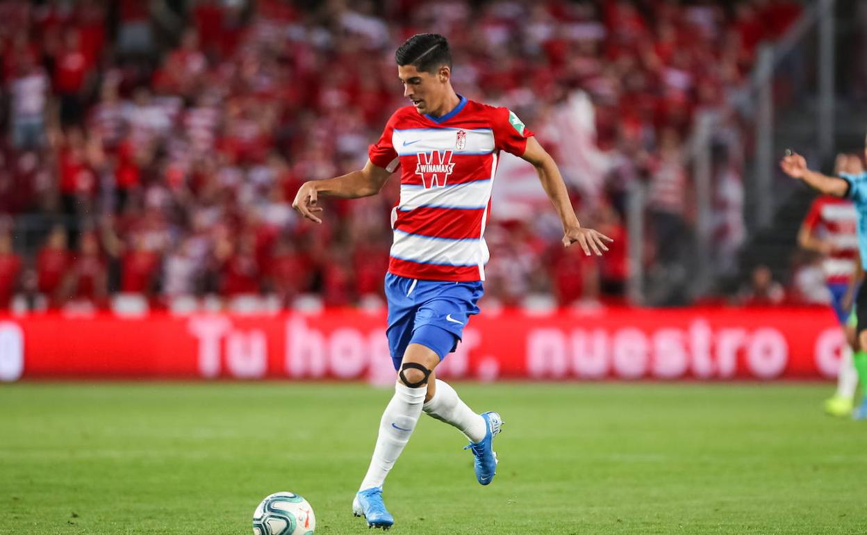 Carlos Fernández en un partido con el Granada