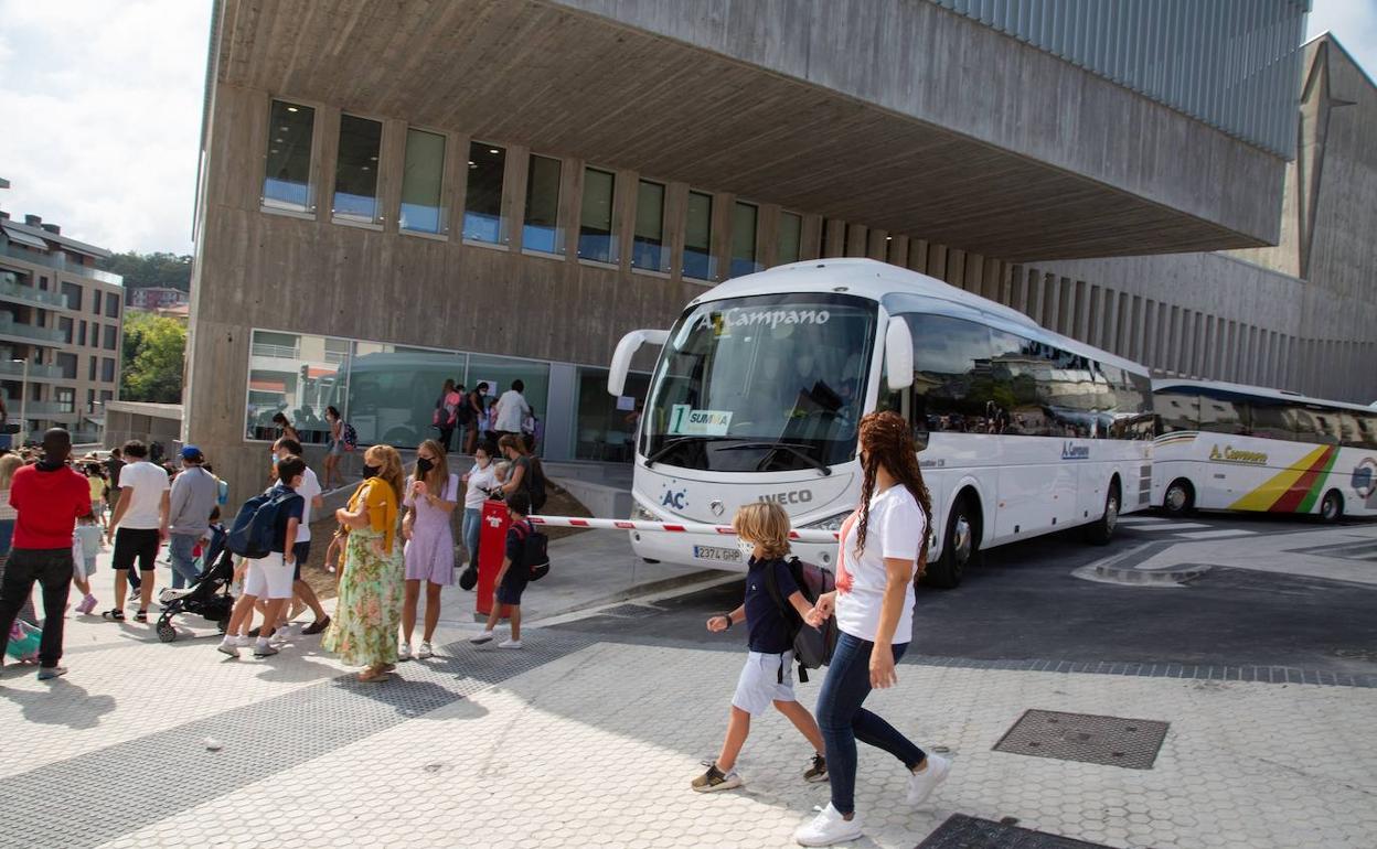 Salida del colegio Marianistas de San Sebastián. 