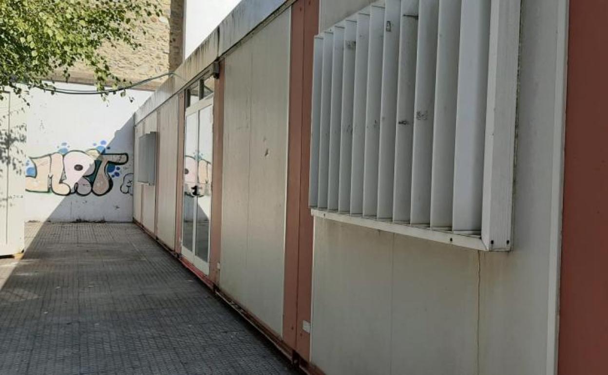 Se están llevando a cabo obras de remodelación del centro y se instalaron módulos junto al mismo