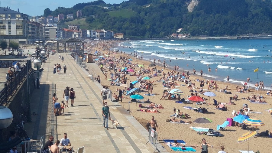 Fotos: Los guipuzcoanos se resisten a despedirse de la playa