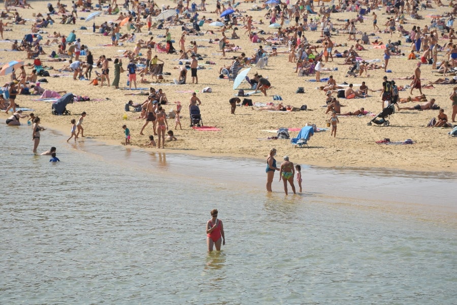 Fotos: Los guipuzcoanos se resisten a despedirse de la playa