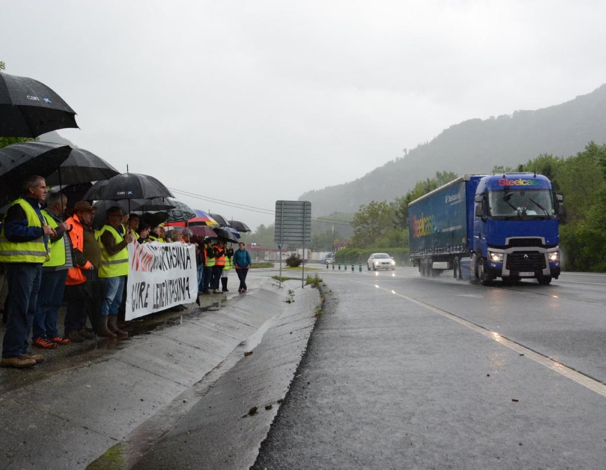 Vecinos pidiendo más medidas de seguridad para la N-121-A. 