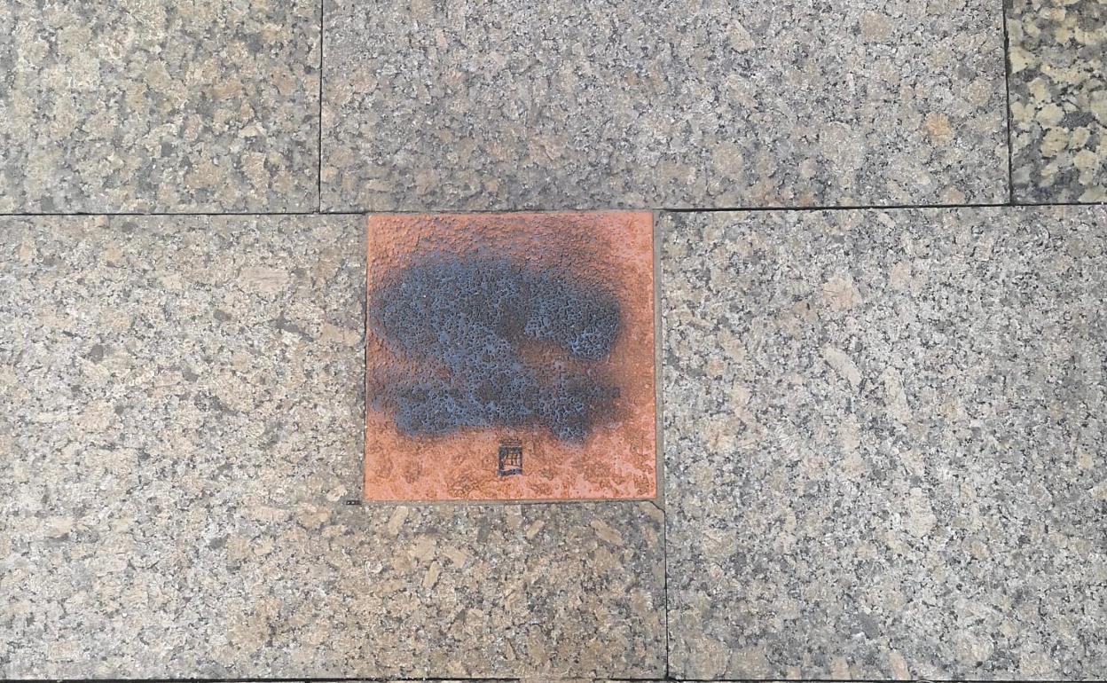 Denuncian un nuevo sabotaje a la placa en memoria de Gregorio Ordóñez en San Sebastián