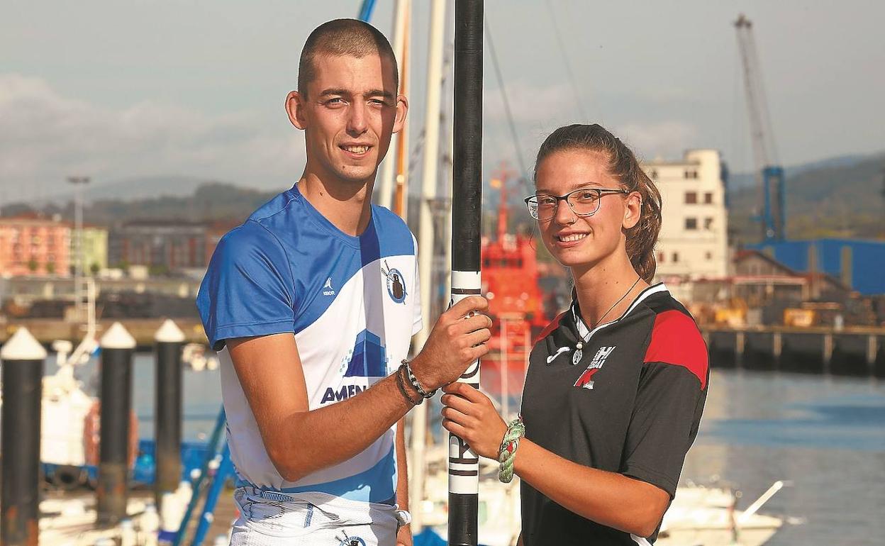 Familia arraunlari. Xabat y Jone Pastor posan con los colores de Donostiarra e Hibaika tras formarse en Hernani. 