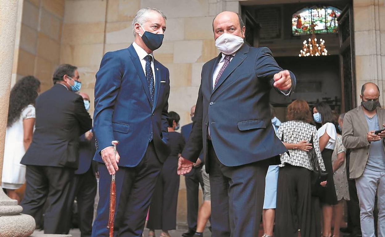 Juramento en Gernika. Urkullu y Ortuzar, el 3 de septiembre en la Casa de Juntas de Gernika. 