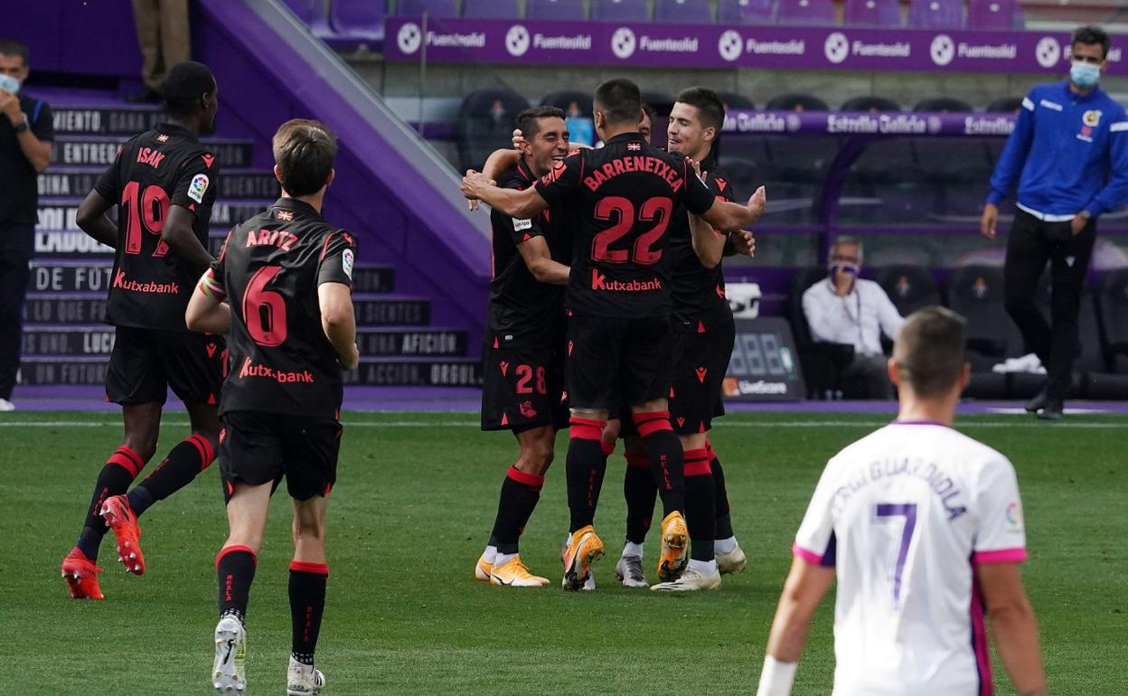 Barrenetxea y Zubeldia abrazan a Roberto López tras marcar este el gol de falta que supuso el empate ayer en el Nuevo Zorrilla de Valladolid. 