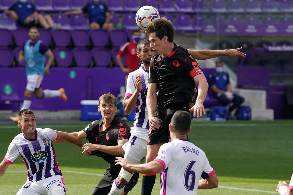 Aritz despeja un balón de cabeza ante la atenta mirada de Diego Llorente. 