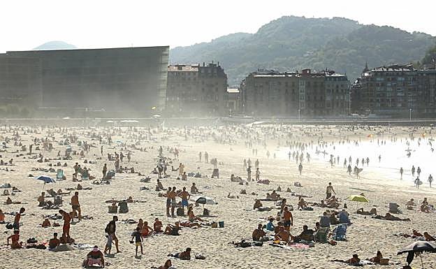 Vídeo: El joven denuncia el acoso sufrido por denunciar a la surfista con Covid-19 en La Zurriola. 