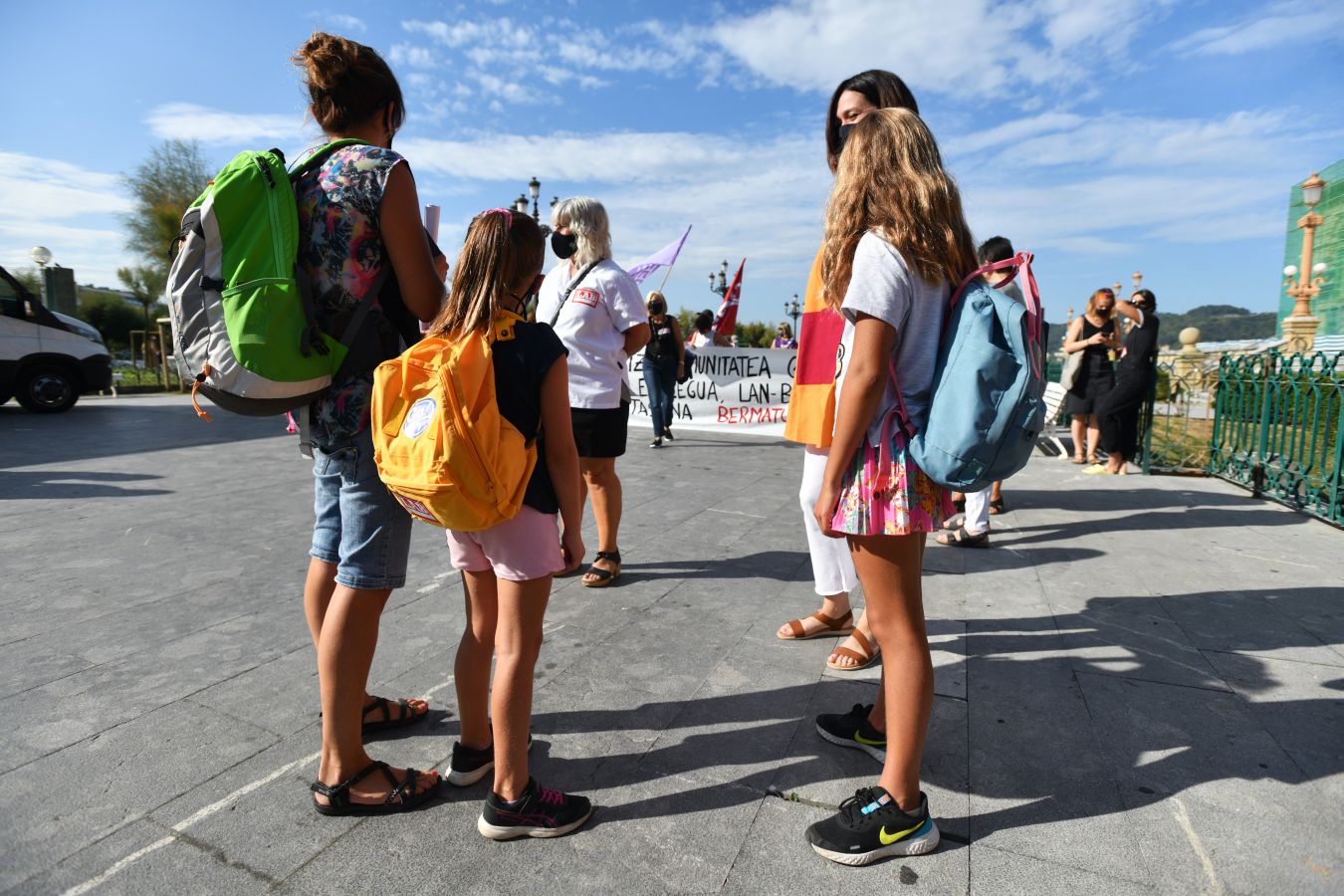 Los sindicatos de la enseñanza se han manifestado este martes en las calles de San Sebstián y han reclamado un retorno a las aulas «seguro» y acordado para hacer frente al Covid-19