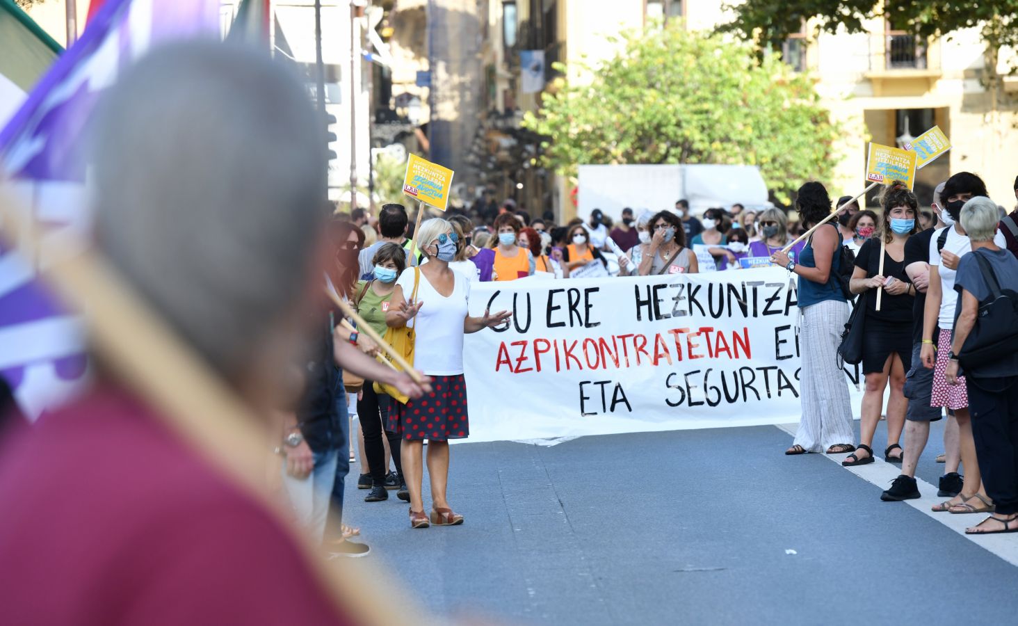 Los sindicatos de la enseñanza se han manifestado este martes en las calles de San Sebstián y han reclamado un retorno a las aulas «seguro» y acordado para hacer frente al Covid-19