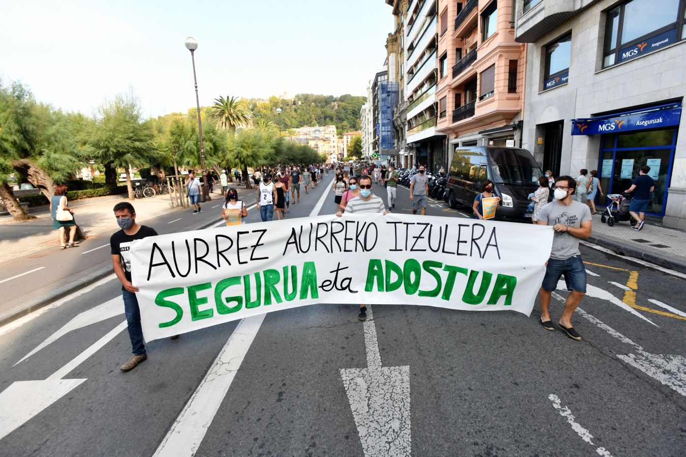 Los sindicatos de la enseñanza se han manifestado este martes en las calles de San Sebstián y han reclamado un retorno a las aulas «seguro» y acordado para hacer frente al Covid-19