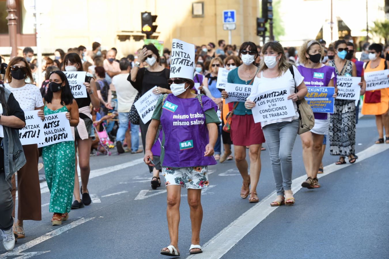 Los sindicatos de la enseñanza se han manifestado este martes en las calles de San Sebstián y han reclamado un retorno a las aulas «seguro» y acordado para hacer frente al Covid-19