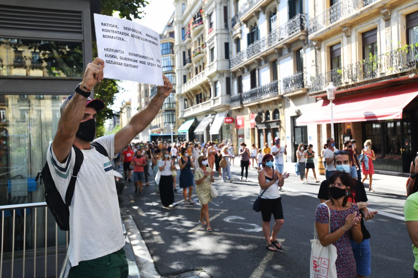 Los sindicatos de la enseñanza se han manifestado este martes en las calles de San Sebstián y han reclamado un retorno a las aulas «seguro» y acordado para hacer frente al Covid-19