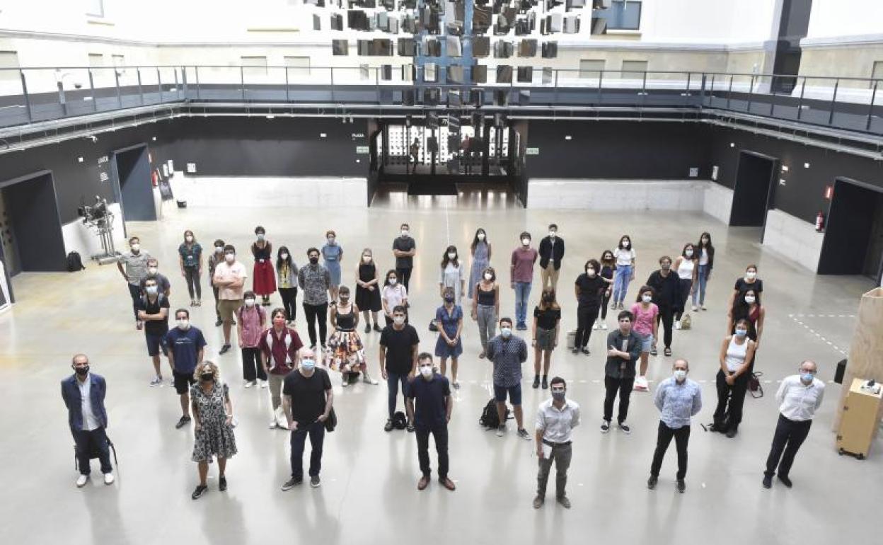 Representantes institucionales y los alumnos de la nueva promoción posan en Tabakalera en el inicio de curso. 