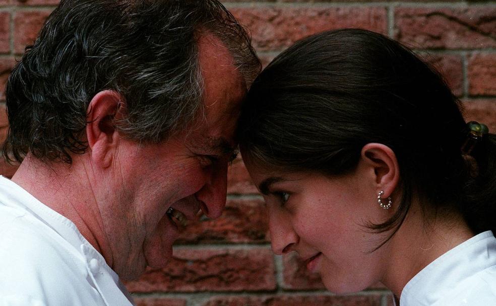 Elena y Juan Mari Arzak, en una foto de 1997, bromean ante el fotógrafo. Ellos protagonizan la película.