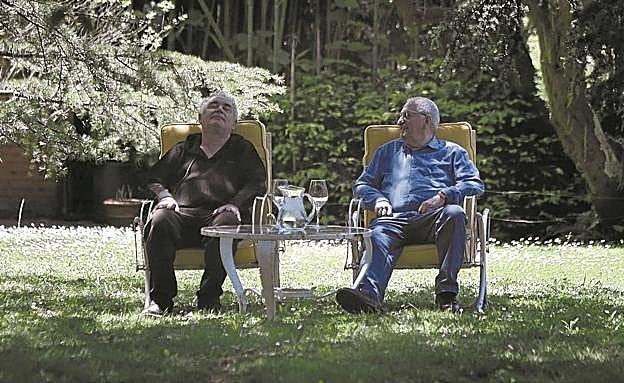 Imagen principal - Fotogramas de la película: Arriba con Ferrán Adrià; abajo a la izquierda con Arguiñano y Subijana y a la derecha, en el monte Igeldo. 