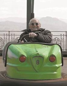 Imagen secundaria 2 - Fotogramas de la película: Arriba con Ferrán Adrià; abajo a la izquierda con Arguiñano y Subijana y a la derecha, en el monte Igeldo. 