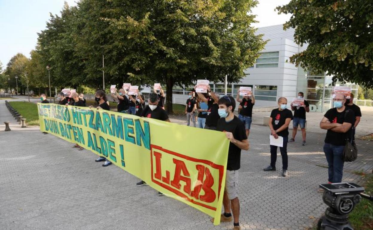Concentración ayer ante Adegi de delegados de LAB del Metal, el principal sector industrial de Gipuzkoa, que negocia su convenio sectorial. 
