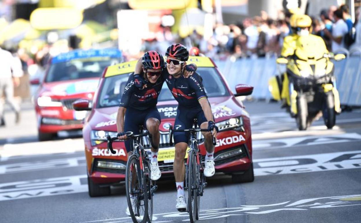 Carapaz y Kwiatkowski se abrazan en la meta de La Roche-sur-Foron.