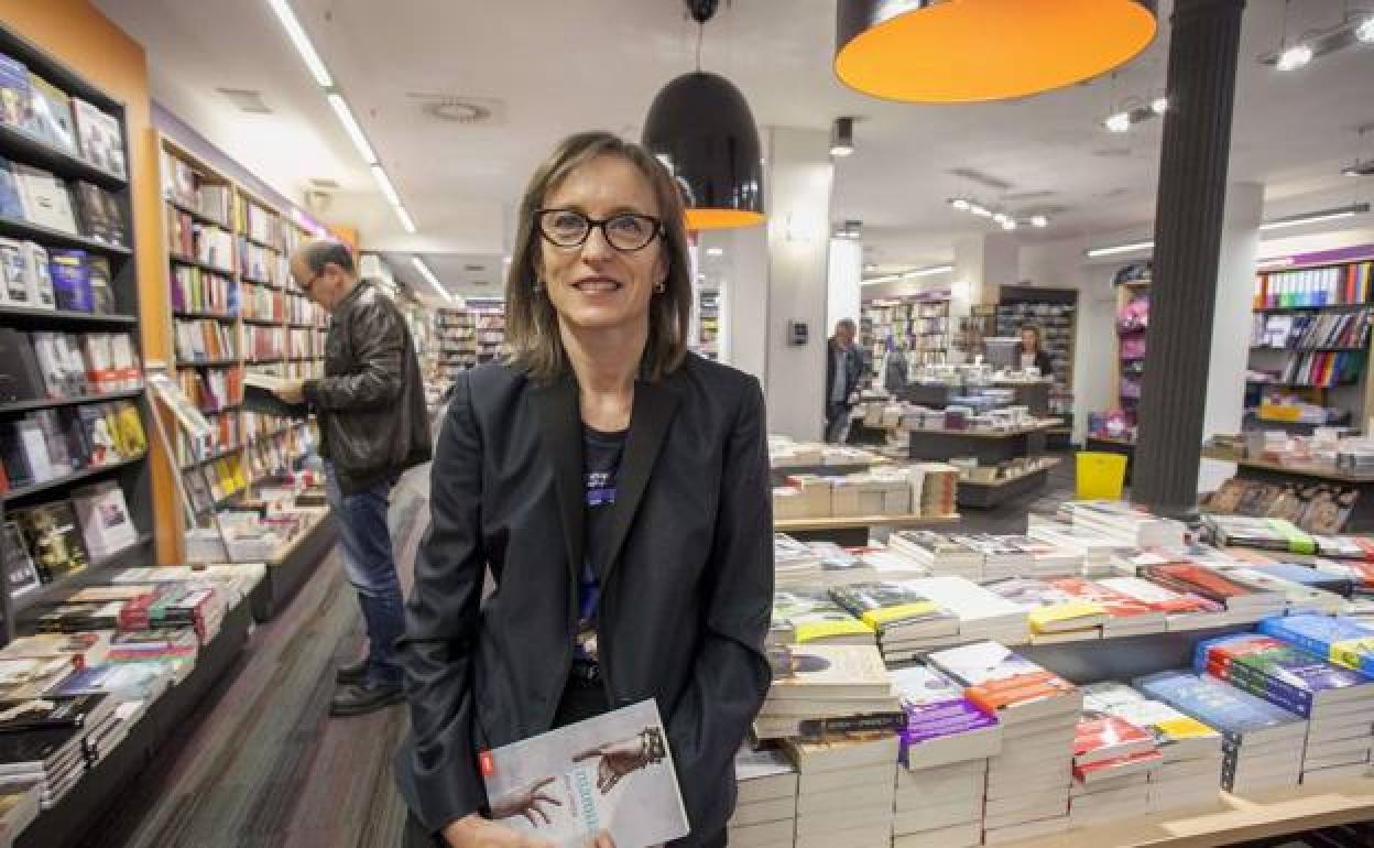 Ana Urkiza, en 2014, durante la presentación de su libro 'Mamuak'.