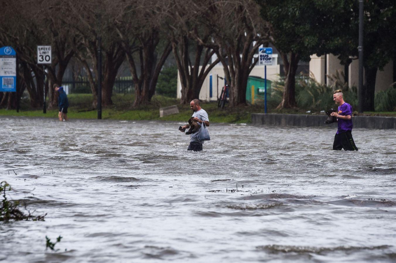 La costa este de Estados Unidos ha sufrido especialmente la llegada del huracán Sally. De hecho, los estados afectados han sufrido cortes eléctricos e inundaciones, además de la caída de decenas de árboles. 'Sally' ha dejado a más de medio millón de personas sin luz. Los estados de Alabama y Florida han resultado los más afectados. Sally tocó tierra como huracán categoría dos, con vientos de hasta 160 km/h. 