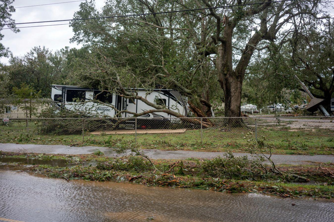 La costa este de Estados Unidos ha sufrido especialmente la llegada del huracán Sally. De hecho, los estados afectados han sufrido cortes eléctricos e inundaciones, además de la caída de decenas de árboles. 'Sally' ha dejado a más de medio millón de personas sin luz. Los estados de Alabama y Florida han resultado los más afectados. Sally tocó tierra como huracán categoría dos, con vientos de hasta 160 km/h. 