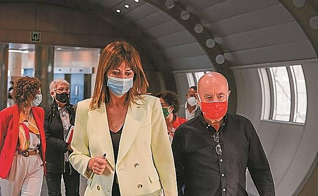 La consejera y Raúl Arza (UGT) caminan por el interior de Lakua.