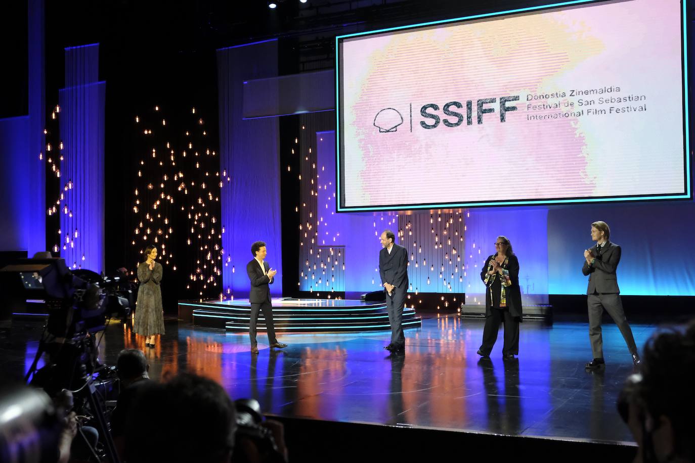 La música y la danza estuvieron muy presentes en la inauguración oficial de la 68 edición del Festival de Cine de San Sebastián