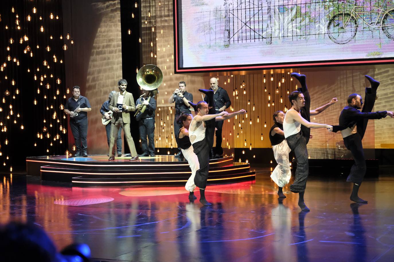 La música y la danza estuvieron muy presentes en la inauguración oficial de la 68 edición del Festival de Cine de San Sebastián