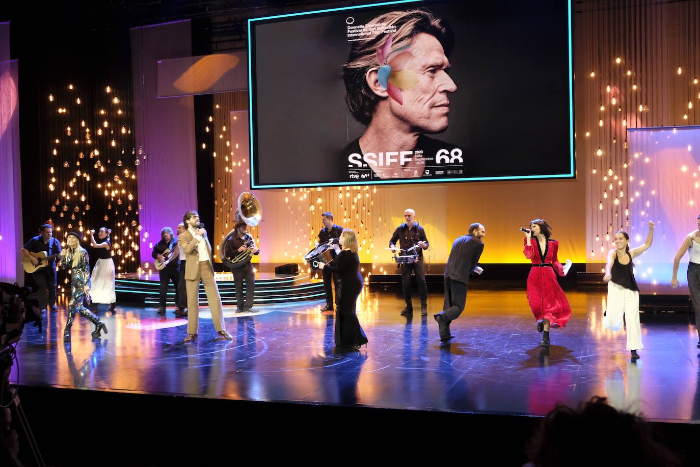 La música y la danza estuvieron muy presentes en la inauguración oficial de la 68 edición del Festival de Cine de San Sebastián