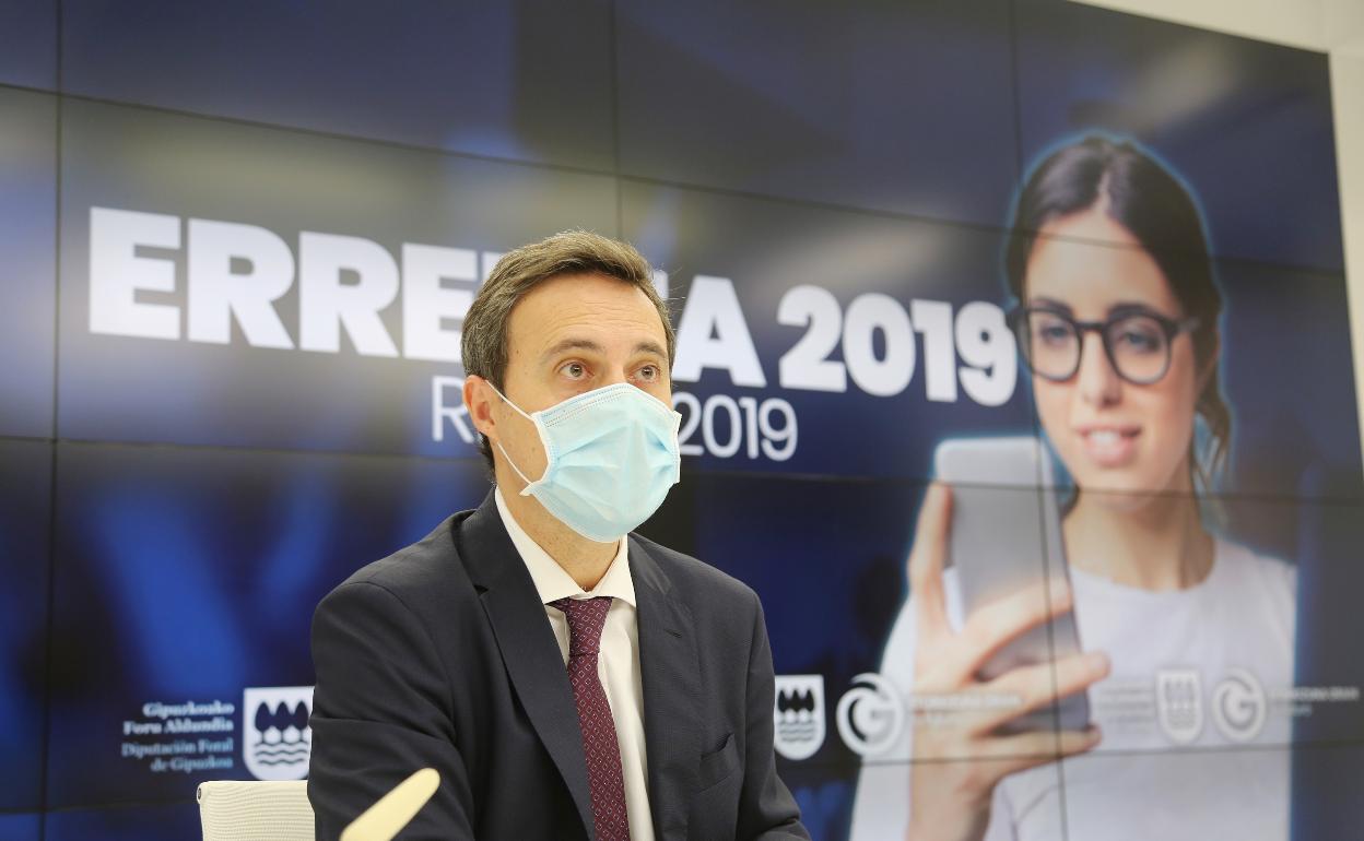 El diputado, Jabier Larrañaga, en la presentación del informe sobre la campaña de la Renta.