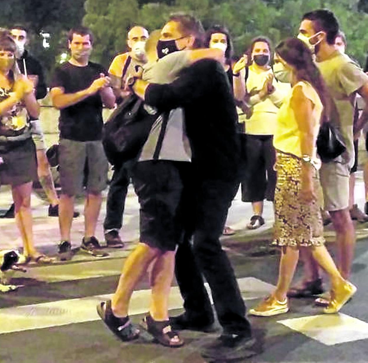 Una persona abraza a Gogeaskoetxea ayer en Bilbao.