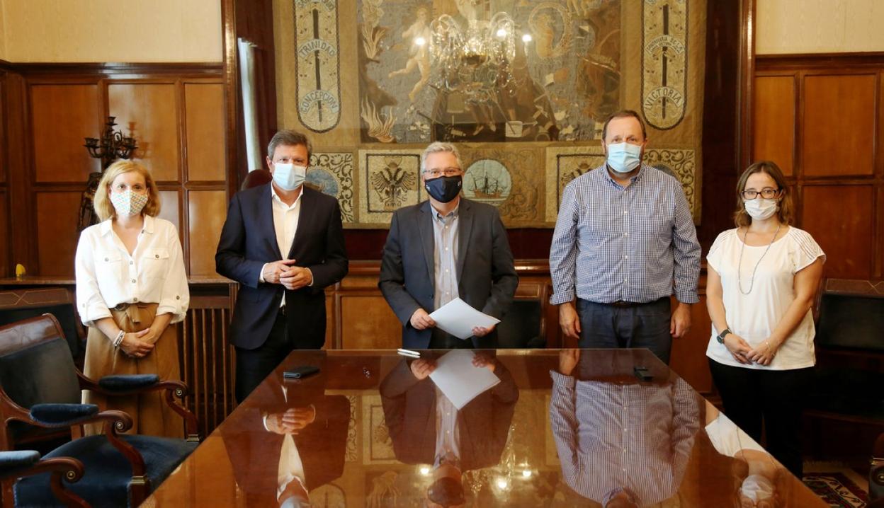 Mónica Pedreira, José Antonio Santano, José Ignacio Asensio, Txomin Sagarzazu y Leire Zubitur, ayer en Donostia firmando el convenio entre Diputación y Servicios de Txingudi. 