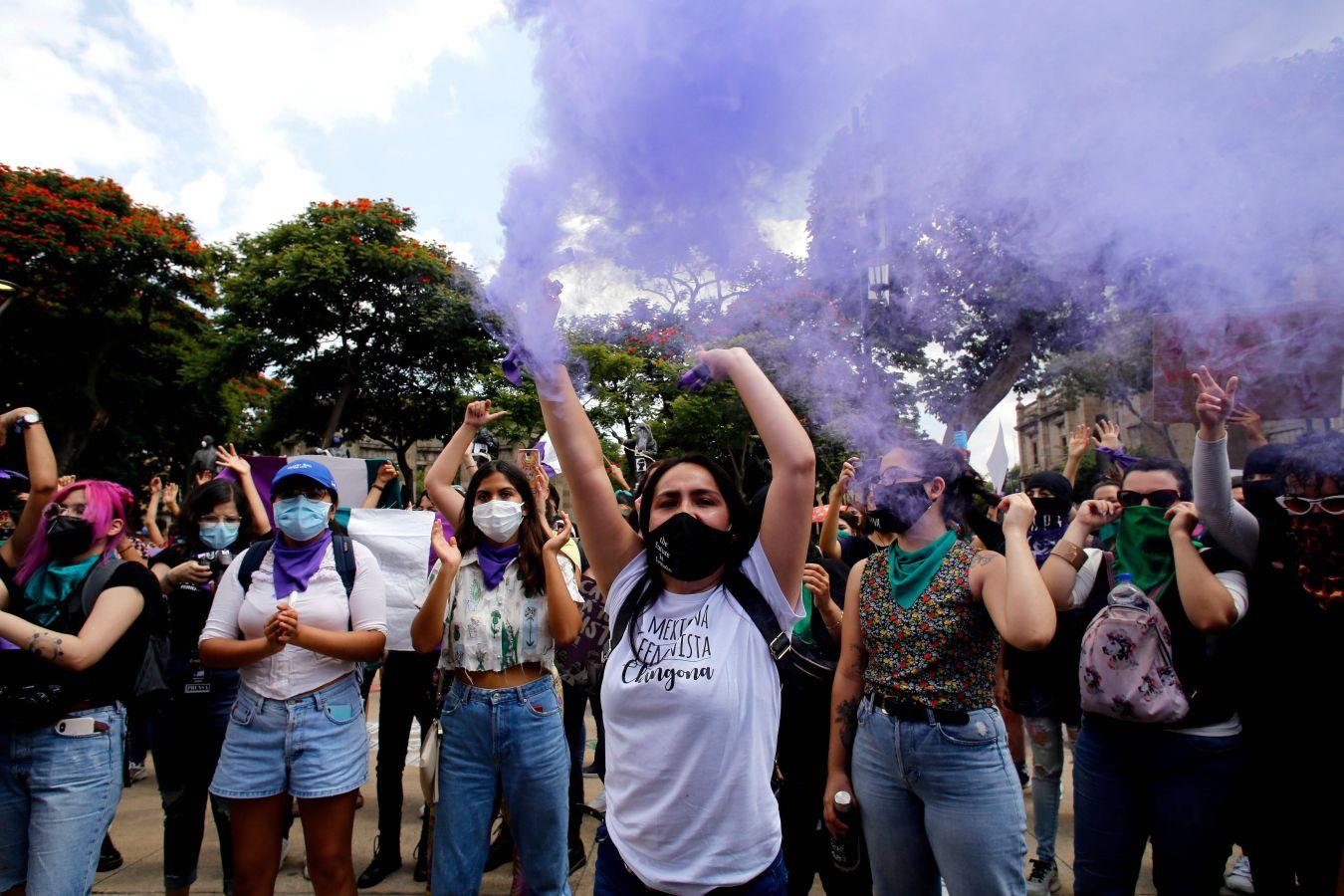 Decenas de mujeres se manisfestaron en Guadalajara, la segunda ciudad más importante de México, por los casos de violencia de género que se están registrando en el país. Coincidiendo con el 110 aniversario de la independencia, multitud de mujeres se manifestaron en la Rotonda de los jalisciences ilustres -una de las más simbólicas de la ciudad- exigiendo justicia. En México, 10 mujeres son asesinadas cada día, según cifras de Secretariado Ejecutivo del Sistema Nacional de Seguridad Pública. 