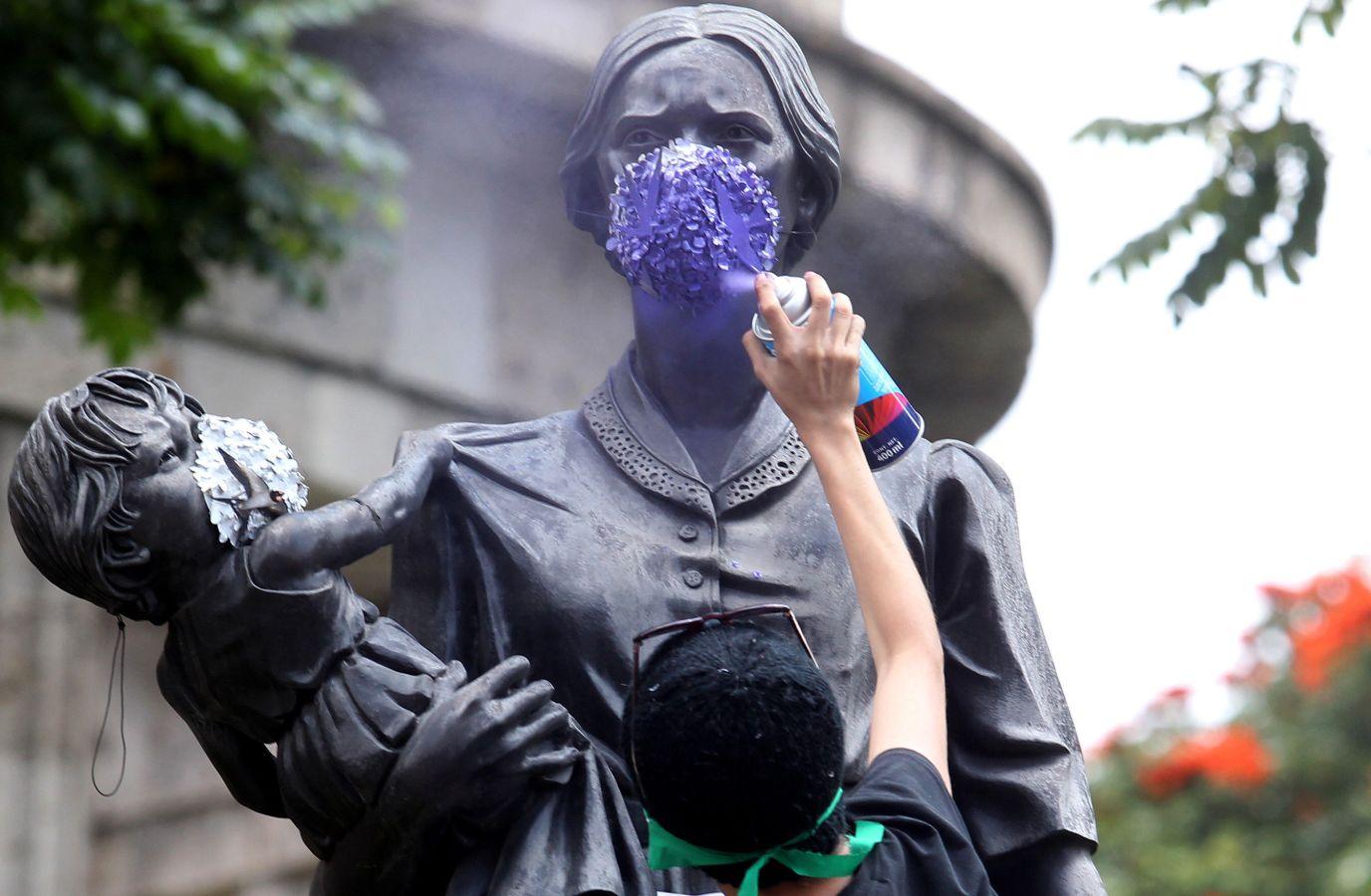 Decenas de mujeres se manisfestaron en Guadalajara, la segunda ciudad más importante de México, por los casos de violencia de género que se están registrando en el país. Coincidiendo con el 110 aniversario de la independencia, multitud de mujeres se manifestaron en la Rotonda de los jalisciences ilustres -una de las más simbólicas de la ciudad- exigiendo justicia. En México, 10 mujeres son asesinadas cada día, según cifras de Secretariado Ejecutivo del Sistema Nacional de Seguridad Pública. 