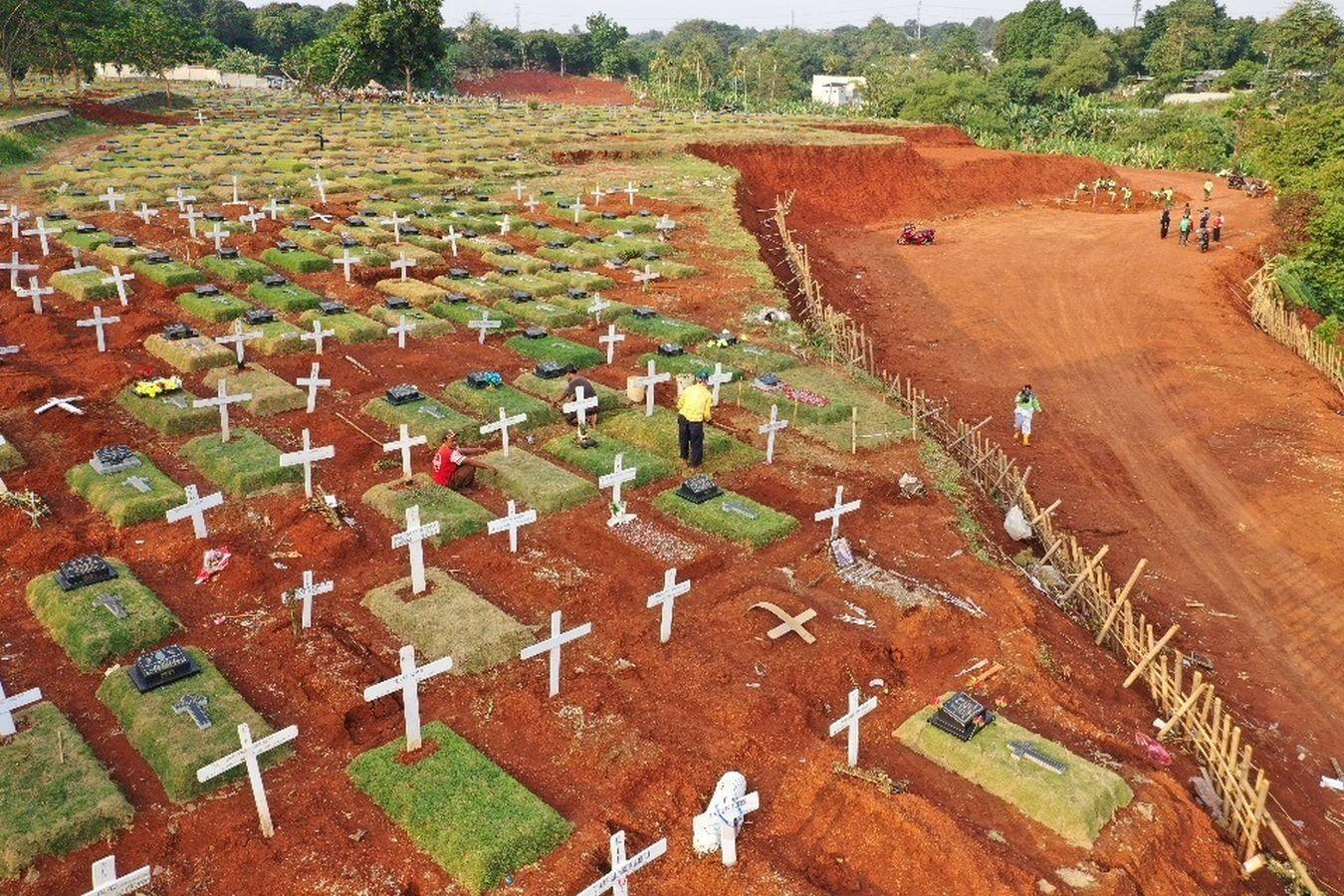 En la capital de Indonesia, Yakarta, han habilitado un cementerio de 6.000 metros cuadrados para víctimas por coronavirus. En el país asiático son ya 9.222 los muertos confirmados por Covid-19. 