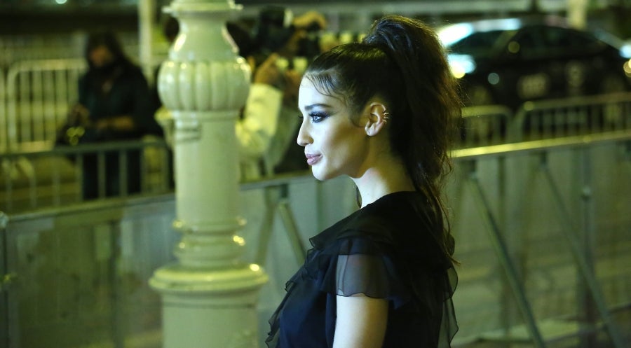 El reparto de 'El verano que vivimos' ha posado para la prensa y para los pocos aficiados que han podido verlos en la alfombra roja del Victoria Eugenia. 