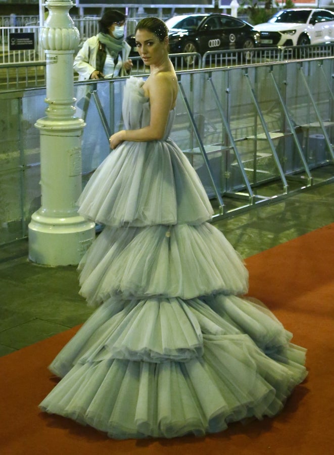 El reparto de 'El verano que vivimos' ha posado para la prensa y para los pocos aficiados que han podido verlos en la alfombra roja del Victoria Eugenia. 