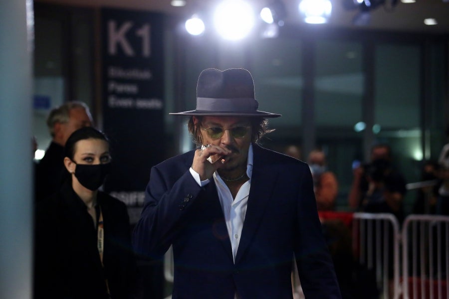 El actor, vestido de gala, dedica tiempo a los pocos presentes y posa y saluda a cada uno de ellos. Junto a él, el resto del equipo de producción y realización de la película 'Crock of Gold'. 