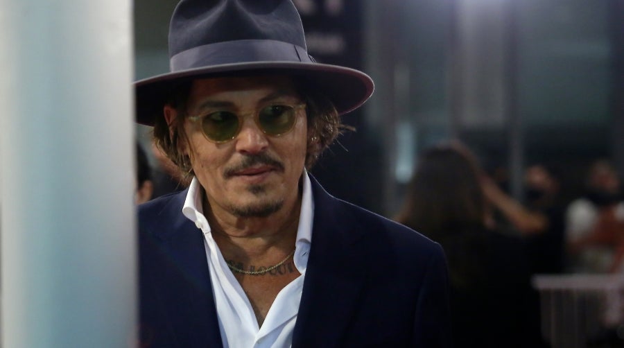 El actor, vestido de gala, dedica tiempo a los pocos presentes y posa y saluda a cada uno de ellos. Junto a él, el resto del equipo de producción y realización de la película 'Crock of Gold'. 